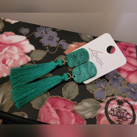 [NEW] Emerald Green Tassel Earrings with Gold Hardware - Picture 3 of 3